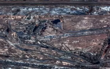 ...Никаква рекултивация не се извършва в района на мините. Хумусният слой е унищожен завинаги. Но най-пагубни са "черните езера" към тецовете, в които отлежават изотопи на редки метали и съединения с период на разпад от стотици години.Те са вечно наши!
Съдбата на Мариците (искаме, или не)  ще е като „Кремиковци“. От нас зависи какъв ще е преходът."
