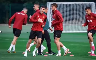 Капитанът на националния отбор Кирил Десподов (на преден план) бе сред тези, които се включиха пълноценно в лагера.