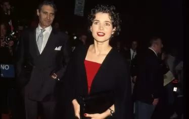 Актрисата през 1995 г., когато според иска е била нападната от Уайнстийн.