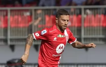 Гомес с екипа на "Монца" по време на домакинската победа с 3:0 над "Салернитана" от 8 октомври. Това най-вероятно ще се окаже и последният му мач преди да влезе наказанието в сила.