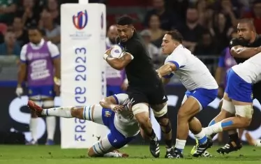 Новозеландецът Арди Савеа (в черно) бе най-добрият състезател по време на световното първенство и заслужено бе обявен за №1 в света за годината.