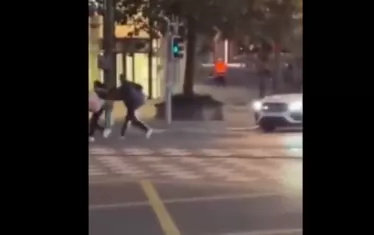  Стрелецът (с оранжевата дреха) на мястото на стрелбата.