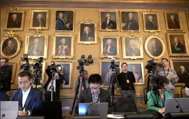 Журналисти очакват обявяването на Нобеловата награда за физика в Кралската академия на науките в Стокхолм, Швеция. 