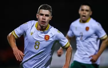 Футболистът на "ЦСКА-София" Станислав Шопов (вляво) е хукнал да се радва, след като е открил резултата за младежите ни срещу Германия.