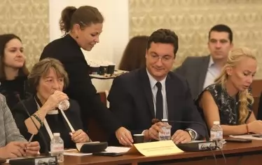 От името на президентството говори проф. Емилия Друмева вляво), която е съветник на държавния глава. До нея е Крум Зарков - бивш служебен правосъден министър, а сега секретар на президента по правни въпроси.