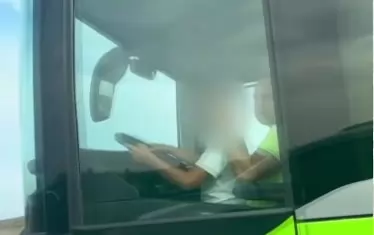 Дете в скута на шофьора управлява автобус по "Тракия"