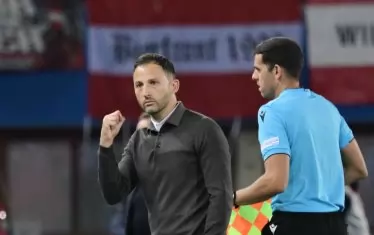 Селекционерът на Белгия Доменико Тедеско прави недвусмислен жест на радост със свит юмрук след победата над Австрия, която класира отбора му на Евро 2024