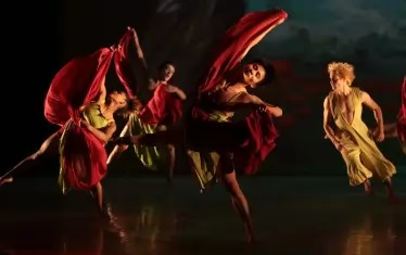  Впечатляващи музика, хореография и костюми съдават магията на бродуейската постановка.