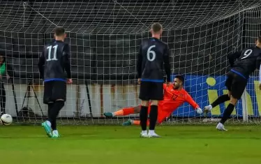 Ардит Тахири (№9) бележи от дузпа гола за младежите на Косово при гостуването на ст. "Александър Шаламанов".