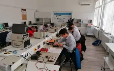 Защо да плащаме за 418 000 студенти, а после да работят само 63 000?
