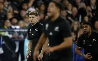 Вътрешният център на новозеландците Джорди Барет гледа разочарован, след като неговият наказателен удар не успя да улучи вратата, а с това лиши "Ол Блекс" от титлата.