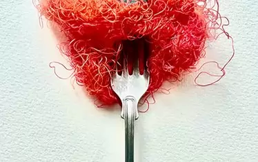  Жанрът, освен текстил, включва различни други материали и предмети при реализацията на идеите.