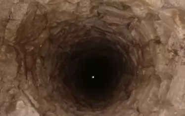  17-метровият кладенец до крепостните стени.