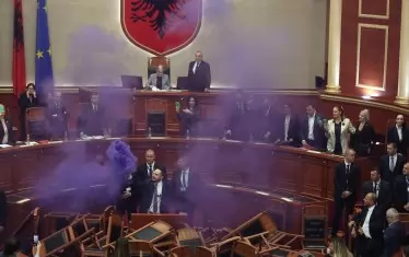 Албански депутати запалиха цигари и подпалиха листове в парламента