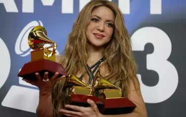  Певицата с 3-те грамофончета латино "Грами", които спечели в четвъртък вечер. 