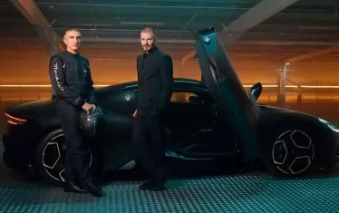Дейвид Бекъм и Андреа Бертолини позират пред Maserati MC20 Notte