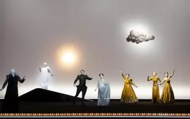  В постановката "Бурята" на БобУилсън: Пламен е третият от ляво.