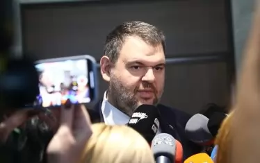 Навремето депутатът Пеевски не стъпваше в парламента, сега само търси медийното внимание там.