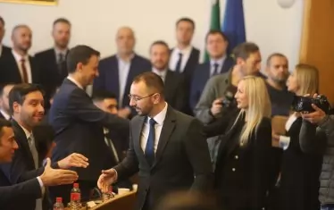  Антон Хекимян и общински съветници от ГЕРБ поздравяват колеги от групата на ПП/ДБ/СС. 