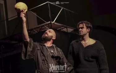 Актьорът Антъни Пенев (вдясно) е Хамлет в постановката на Ованес Торосян, която символично ще открие Нощта на театрите.