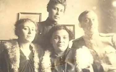 Писателката с децата си.