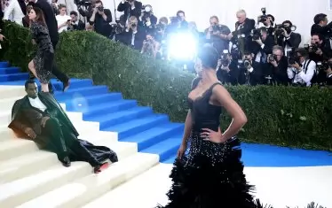  Пъф Деди и Каси позират на червения илим по време на откриването на изложба в музея "Метрополитън" през 2017-а.