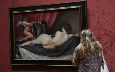 Преди инцидента: посетителка спокойно разглежда един от най-известните шедьоври на Веласкес.