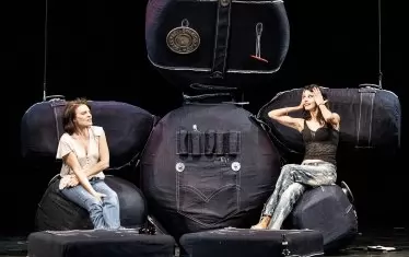  Василена Атанасова и Жени Александрова-Лечева в спектакъла са близки приятеки с полюсни реакции към света.