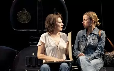  Обич и омраза в отношенията между майка и дъщеря: Василена Атанасова иСара Драгулева.