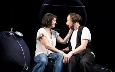  С Леонид Йовчев - разглезен актьор, който "не може да обуздае сексапила си по поръчка".