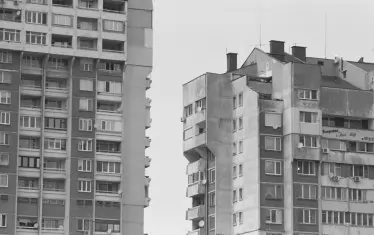 Обективът е уловил сюжети в града, в които границите между минало, настояще и бъдеще са размити.