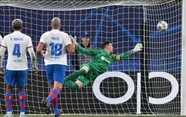 Вратарят на "Барселона" Марк-Андре тер Стеген се е разпънал докрай, но не е успял да спаси удара на Данило Сикан (извън кадър), с който "Шахтьор" стигна до победния гол в мача в Хамбург.