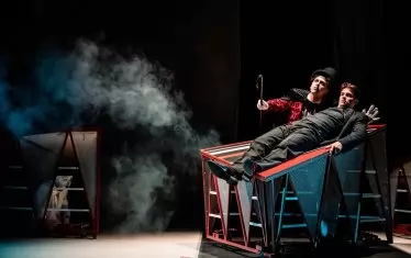 Мобилният декор на Даниела Николчова отпраща протагониста в различни пространства.