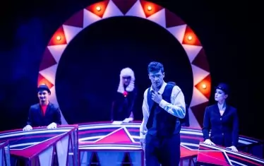 Стилистиката на "Комедия на корупцията" напомня кабаретен или цирков спектакъл.