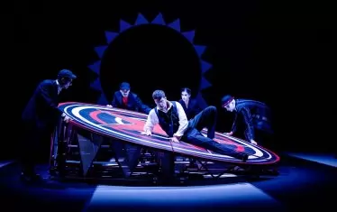 Ясен Атанасов в центъра на наклонената плоскост. 