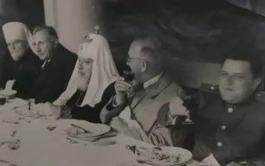 По време на банкет заедно с руския патриарх Алексий.