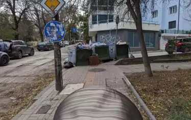  Майка с количка арармира за контейнери на бул. "Черни връх", които затрудняват движението. 