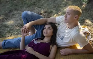 Влюбени гълъбчета в антиутопичен свят: добре отработена формула.