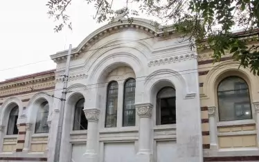 Напълно реновирана е и фасадата откъм ул. "Екзарх Йосиф". 