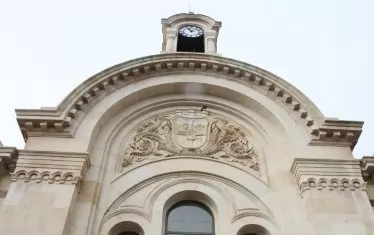 Гербът на София и часовникът, който скоро отново ще почне да отброява кръгъл час.  