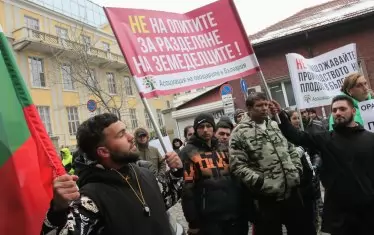 Не всички подкрепят протеста - както се подразбира от вдигнатия плакат "Не на опитите за разделяне". 