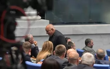 "Основната вина да стигнем до тази ситуация се казва Бойко Борисов, който сега си седи", заяви Корнелия Нинова, но в този момент Борисов вече излизаше от залата.