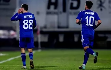 Националът Марин Петков (вляво) прави жест на ослушване след гола си, с който "Левски" поведе в злополучния мач срещу "Локомотив 1929" (Сф).
