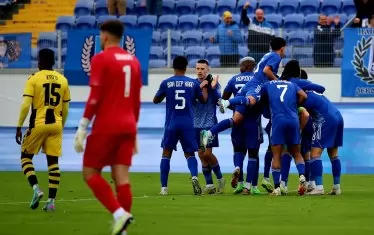 Футболистите на "Левски" се поздравяват след гола на Цунами, но това бе и последният радостен момент за тях в домакинството срещу "Ботев" (Пд).