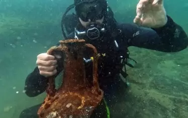  Водолаз изважда добре запазена антична амфора.