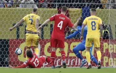 Денис Алибек (вляво) бележи гола, с който Румъния спечели с 1:0 срещу Швейцария в Букурещ.