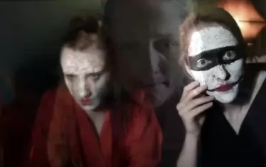  Взаимоотношенията между актьорите се преплитат с тези на героите.