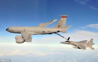 Основният военен самолет за зареждане с гориво, работещ в региона, е KC-135 Stratotanker