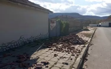 Стандартна гледка в Партизани тия дни.