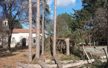 Две седмици след бедствието в малката градинка в центъра на Партизани личат щетите.